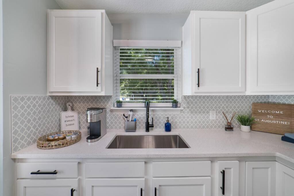 New Modern Bungalow Close To Downtown! Fully Fenced Yard St. Augustine Buitenkant foto