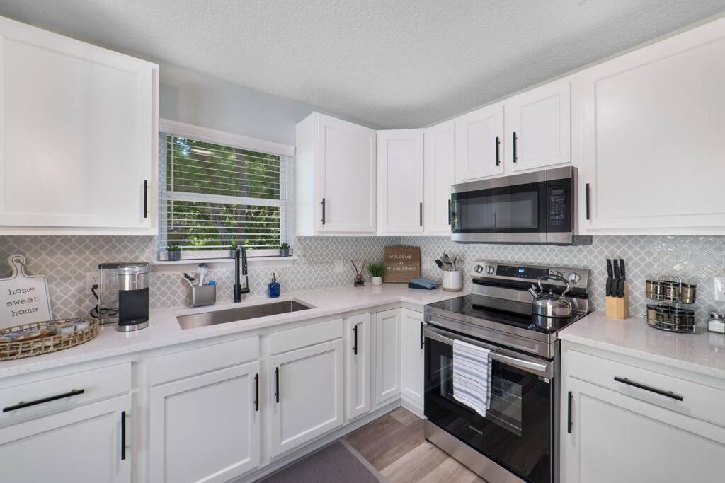 New Modern Bungalow Close To Downtown! Fully Fenced Yard St. Augustine Buitenkant foto